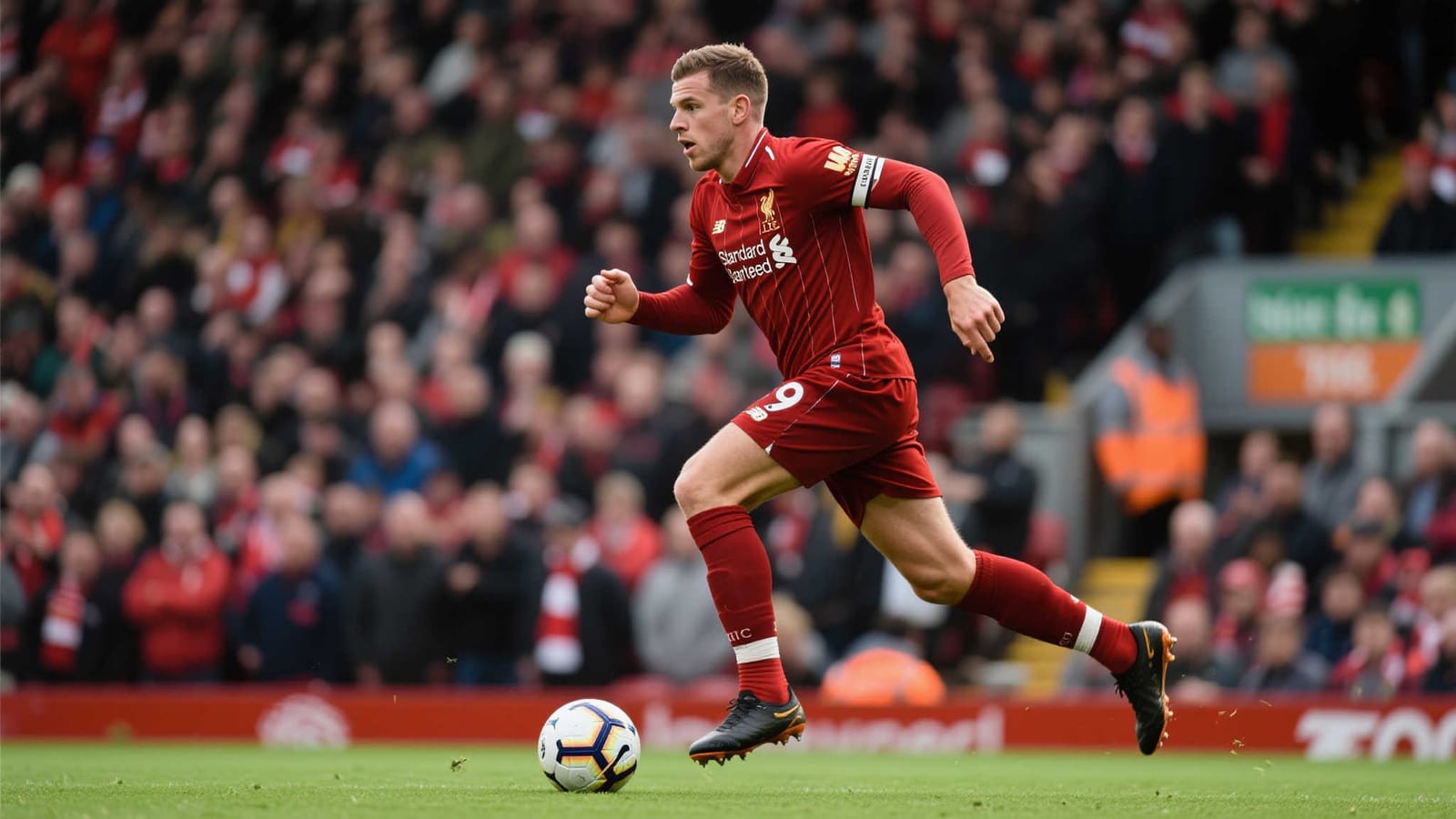 团队成员讨论赛事信息与产品体验